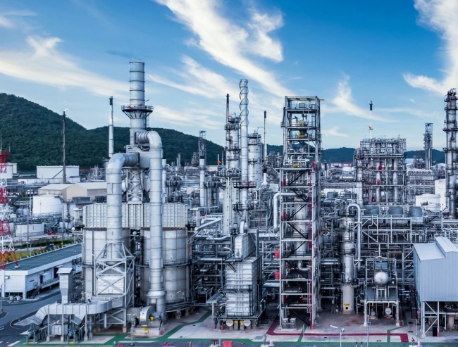 Oil refinery complex